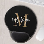 Feminin Monogram Black Guld-Elegant, skript Namn Gel Musmatta<br><div class="desc">Feminin Monogram Black Guld Elegant  Skriva Namn Gel Mouse Pad. Anpassa enkelt den här moderna musknappen i eleganten med anpassningsbarnas monogram och namn.</div>