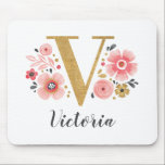 Feminin monogram Första Rosan Guld Brev V Musmatta<br><div class="desc">Ett vackert,  femininin monogrammat musknapp för rosa blommigt,  med rosa blommor och ett faux guld monogram brev V. Anpassa musknappen genom att lägga till ditt namn under monogrammet. Gör en roligt till en vän eller till en brud gåva. Designad av Blackberry Boulevard.</div>
