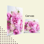 Feminine Bouquet Rosa Peonies Blommigt Canvastryck<br><div class="desc">Det här kanvastrycket har en kvinnlig känsla med mjuka rosor. Arbetsytan fylls med lush, fullt blåser i skuggor av rosa som nästan verkar brinna från arbetsytan. Varje petal har varit noggrant beskriven för att fånga upp varje ömtålig stam vid kanten. Bakgrunden har ljus färg som hjälper ge detta biet djup...</div>