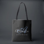 Feminint Denim Blått Elegant Skript Namn Monogram Tygkasse<br><div class="desc">Personalisera din vackra monogrammärkta trendiga svarta matkasse! Texten nedan kan anpassas till din föredragna mening eller till och med ditt fullständiga namn; du kan också ta bort den om du föredrar det. Om du behöver hjälp,  vänligen meddela oss på belytaliarecipes@gmail.com,  så hjälper vi dig gärna. © Belytalia 2022</div>