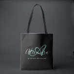 Feminint Tealgrönt Chic Svart Skript Namn Monogram Tygkasse<br><div class="desc">Personalisera din vackra monogrammärkta trendiga svarta matkasse! Texten nedan kan anpassas till din föredragna mening eller till och med ditt fullständiga namn; du kan också ta bort den om du föredrar det. Om du behöver hjälp,  vänligen meddela oss på belytaliarecipes@gmail.com,  så hjälper vi dig gärna. © Belytalia 2022</div>