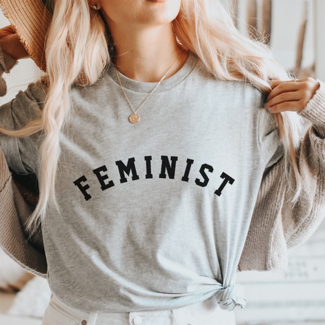 Feminist| Collegial typografi T-shirt (Skapare uppladdad)