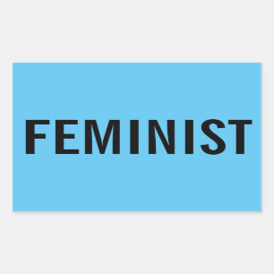 Feministisk, fet svart text på blå klistermärken i