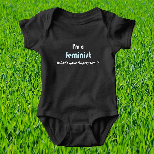 Feministisk supermaktslagord t-shirt (Skapare uppladdad)