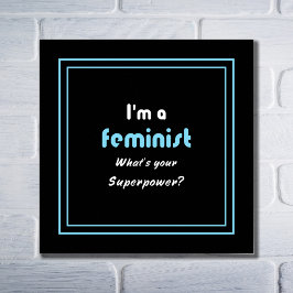 Feministisk supermaktslagord vit på svart poster