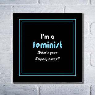 Feministisk supermaktslagord vit på svart poster