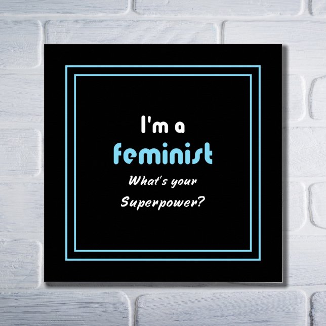 Feministisk supermaktslagord vit på svart poster (Skapare uppladdad)