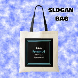 Feministisk supermaktslagord vit på svart tygkasse