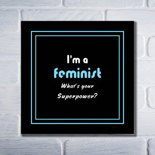 Feministisk superpowersloganvit på svart poster