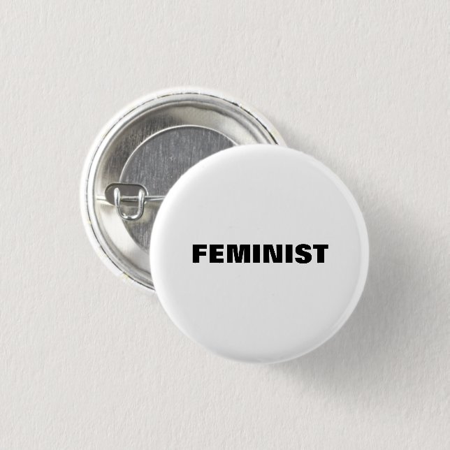 "feministiskt" svart brev - vit bakgrund knapp (Framsida & baksida)