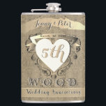 Femte Bröllop-årsdagen av "Wood" Fickplunta<br><div class="desc">Gör inte det här en roligt-årsjubileum för deras 5:e party,  en vintage,  shabby chic-träkolv märkt med ett hjärtemblem för den speciella dagen!</div>