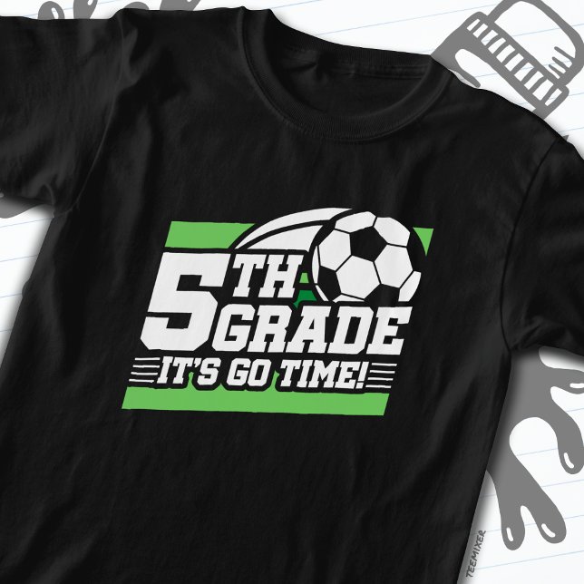 Femte Klass-fotbolls-EM första dagen Back to schoo T Shirt (Skapare uppladdad)
