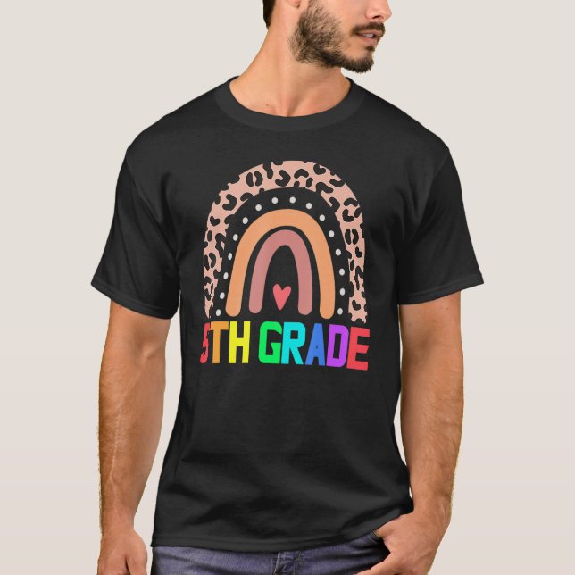 Femte Klass-läraren Leopard Rainbow 5th Klass Teac T Shirt (Framsida)