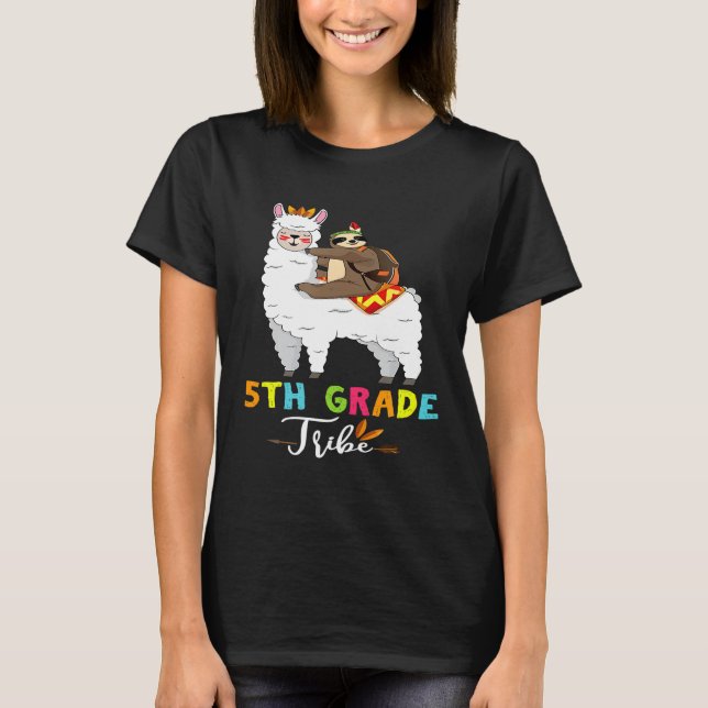 Femte Klass-stammen Sloth Riding Llama Tillbaka ti T Shirt (Framsida)