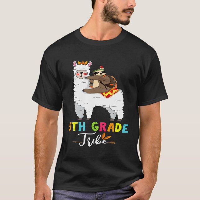 Femte Klass-stammen Sloth Riding Llama Tillbaka ti T Shirt (Framsida)