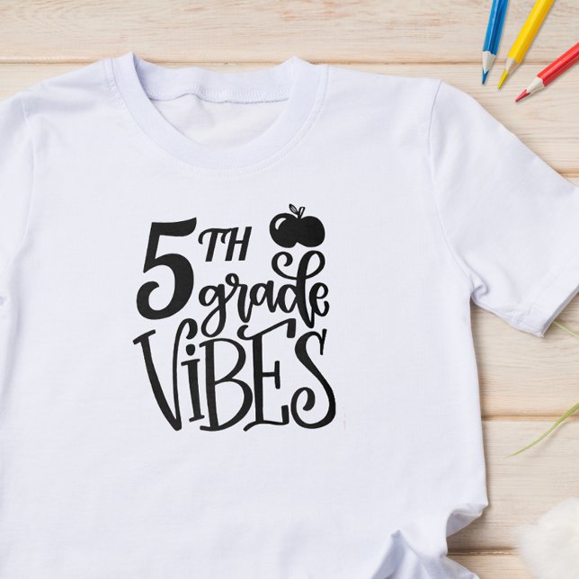 Femte Klass Vibes-skolan T Shirt (Start the school year off with some fun with this cute back to school shirt.)