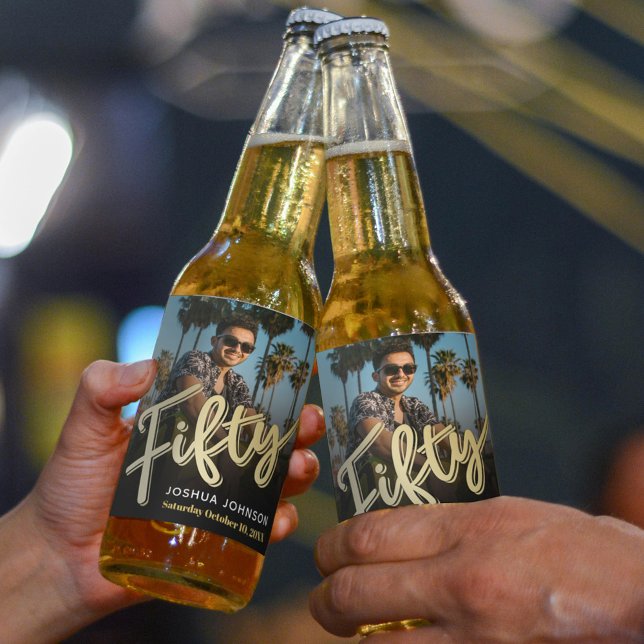 Femtio femtionde födelsedagsfestens foto guld svar ölflaska etikett (Skapare uppladdad)