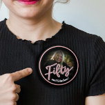 Femtio femtionde födelsedagsfotoskriptet ro rosa a knapp<br><div class="desc">Femtio glitter-stil-effektskript i ro rosa och glidnyanser på svarta knappknappbrickor. Anpassa den här 50:e födelsedagsfesten-stilen med ett eget foto av din födelsedagsflicka och ditt meddelande,  läser för närvarande femtio och fantastiska! Andra år och matchande artiklar är tillgängliga. © Original design by Sarah Trett for www.mylittleeden.com on Zazzle.</div>