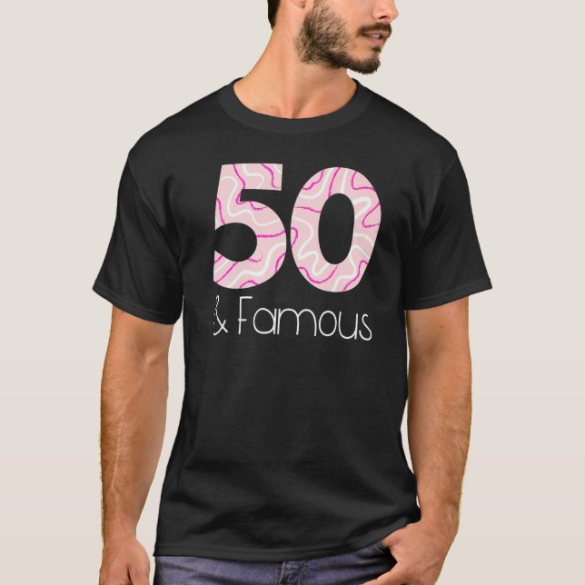 Femtio och Berömd Funny femtionde Födelsedagsfeste T Shirt (Framsida)