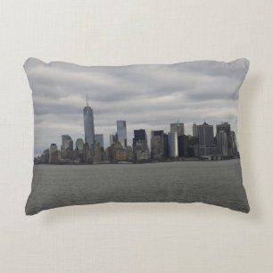 Femtio Shades av Grått NYC Manhattan Skyline Prydnadskudde