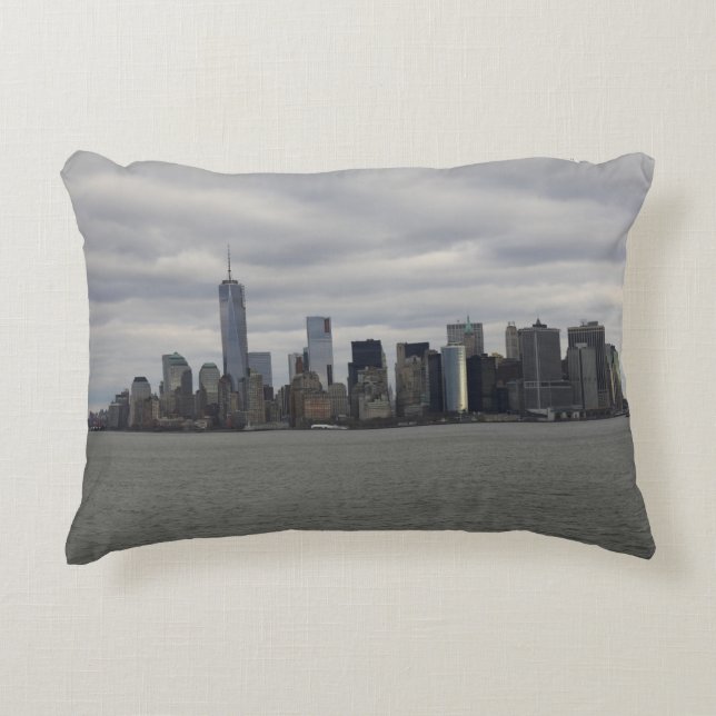 Femtio Shades av Grått NYC Manhattan Skyline Prydnadskudde (Framsidan)