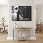 Femtionde Bröllop-årsdagen | Guld Lettering | Foto Canvastryck<br><div class="desc">Fira en anmärkningsvärd milstolpe med det 50:e Bröllop-kanvastrycket på eleganten. Den här duken är en tidlös keepé som hedrar fem decennier av kärlek och engagemang och har lyxigt guld-tecken och utrymme för ett omhuldat foto. Perfekt för att hedra minnet av detta särskilda tillfälle kommer det att tillföra en något sofistikerad...</div>