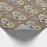 Femtonårsjubiléet bröllop anpassningsbar, fotopapp presentpapper<br><div class="desc">Bröllop-årsdagen är papper i träbrun. Anpassa den här årsdagen pappert med ditt eget foto och meddelande, namn och årsår. Enkel handskriven hjärtformad grafik av trä med femårsjubileum, femårsjubileum av Bröllop, som är pappert idealisk för att figurera en speciell gåva till din fru eller make på femårsjubileet, som traditionellt förknippas med...</div>