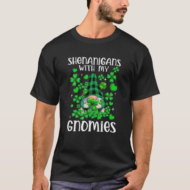 Fenanigans med mina St patricks day Gnomes T Shirt (Framsida)