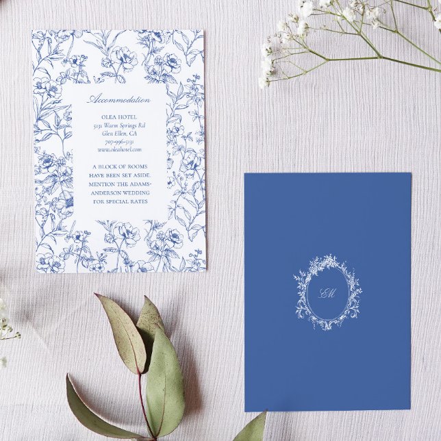 Fench Blå Chinoiserie Toile Bröllopsboende Tilläggskort (Accommodation enclosure card with blue victorian chinoiserie blue pattern and monogram crest)