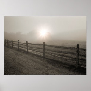 Fens och solsprängning genom Fog nära Sharon Poster