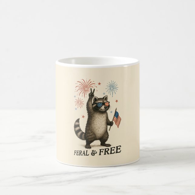 Feral but Free Fireworks Feral Raccoon 4:e juli Kaffemugg (Center)