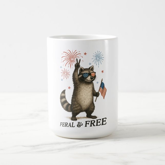 Feral but Free Fireworks Feral Raccoon 4:e juli Kaffemugg (Center)