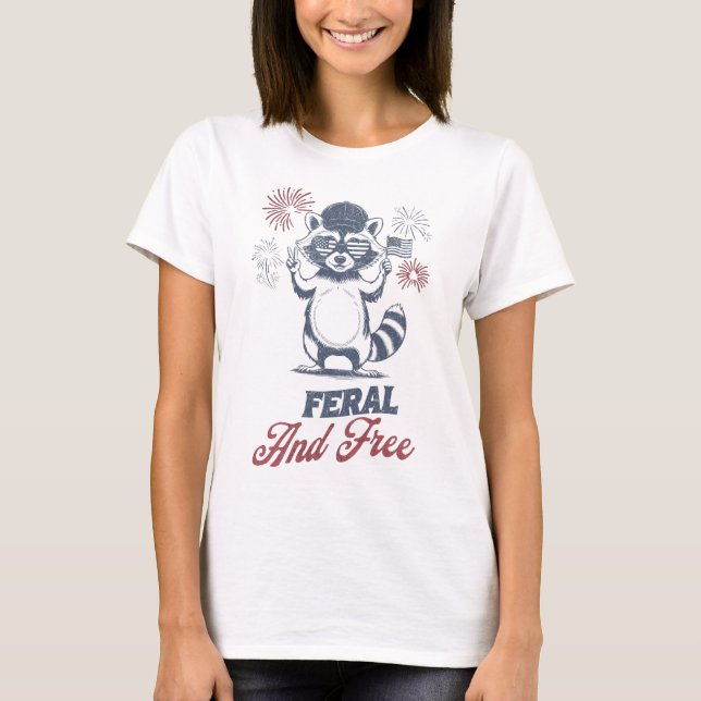 Feral & Free Funy Raccoon Patriotic 4:e juli T Shirt (Framsida)