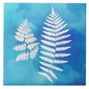 Fern Frond, vit på blå vattenfärgsbakgrund Kakelplatta