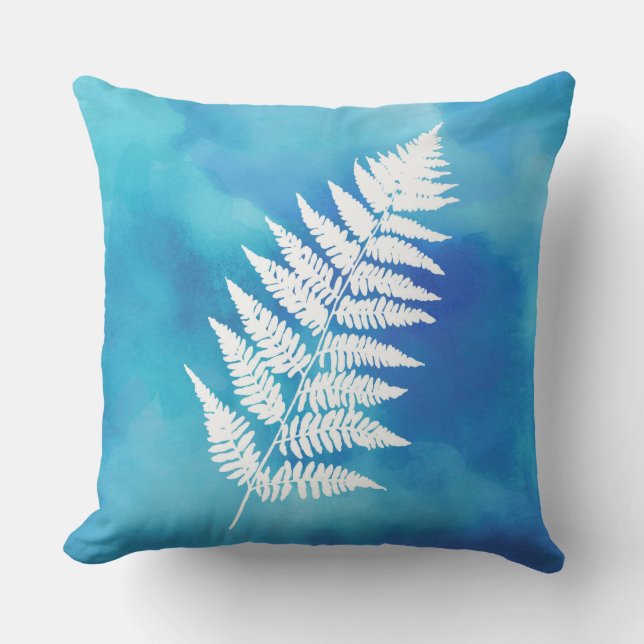 Fern Frond, vit på blå vattenfärgsbakgrund Kudde (Framsida)