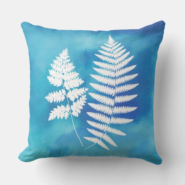 Fern Frond, vit på en blå vattenfärgsbakgrund Kudde (Framsida)