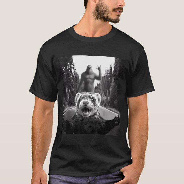 Ferret Selfie With Bigfoot Funny For Men Women Kid T Shirt (Framsida)