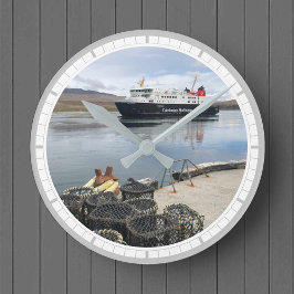 Ferry and Harbour on the Isle of Islay, Skottland Rund Klocka