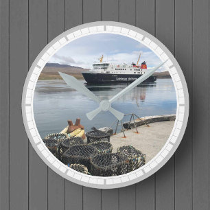 Ferry and Harbour on the Isle of Islay, Skottland Rund Klocka