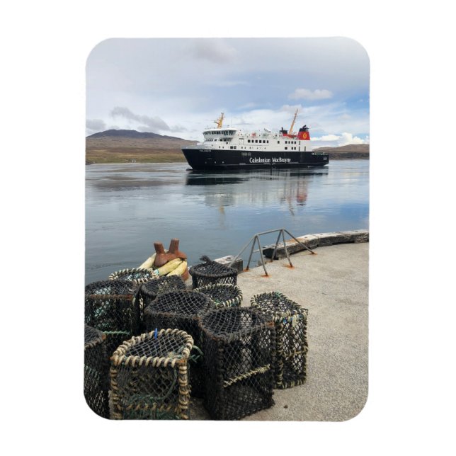 Ferry Sailing to Islay in Scotland Magnet (Vertikal)