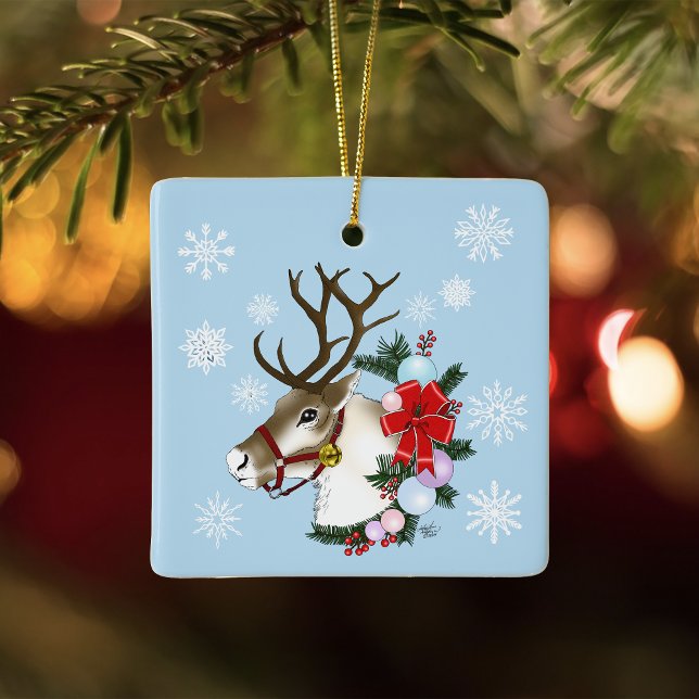 Festiv blå julgran med renkrans julgransprydnad keramik (Skapare uppladdad)