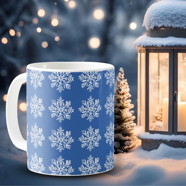 Festiv blå vit snöflingemönster jul kaffemugg (Skapare uppladdad)
