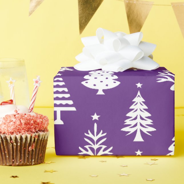 Festiv lila och vit julgransmönster presentpapper (Födelsedagsfest)