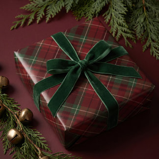 Festiv mörkröd grön julrutig plagg presentpapper