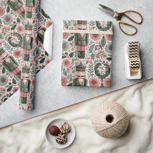Festiv nötknäppare i rosa & grönt presentpapper (Hantverk)