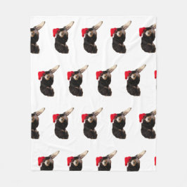 Festiv och söt bernedoodle med en julhatt fleecefilt