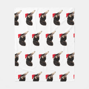 Festiv och söt bernedoodle med en julhatt fleecefilt