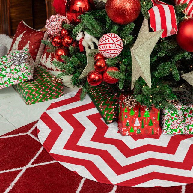 Festiv röd och vit chevron julgransmatta borstad polyester (Festive Red and White Chevron Brushed Polyester Tree Skirt)