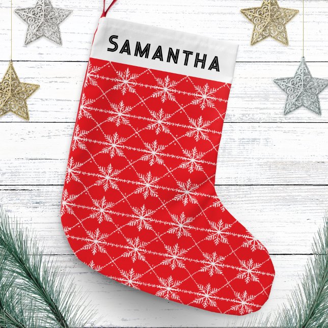 Festiv röda snöflingemönster modern personlig liten julstrumpa (A personalized Christmas stocking in red with white snowflakes pattern)