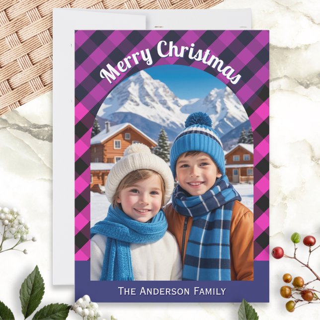 Festiv Rutigt Buffalo-rutmönstrat Anpassat Foto Julkort (A Christmas card with custom photo in an arch shaped surround of pink and black buffalo check)